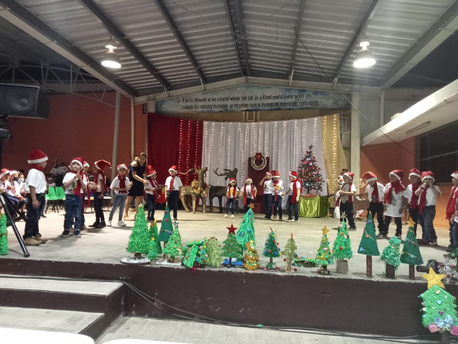Celebran a la Navidad en la escuela Nicolás Bravo de Chocholá