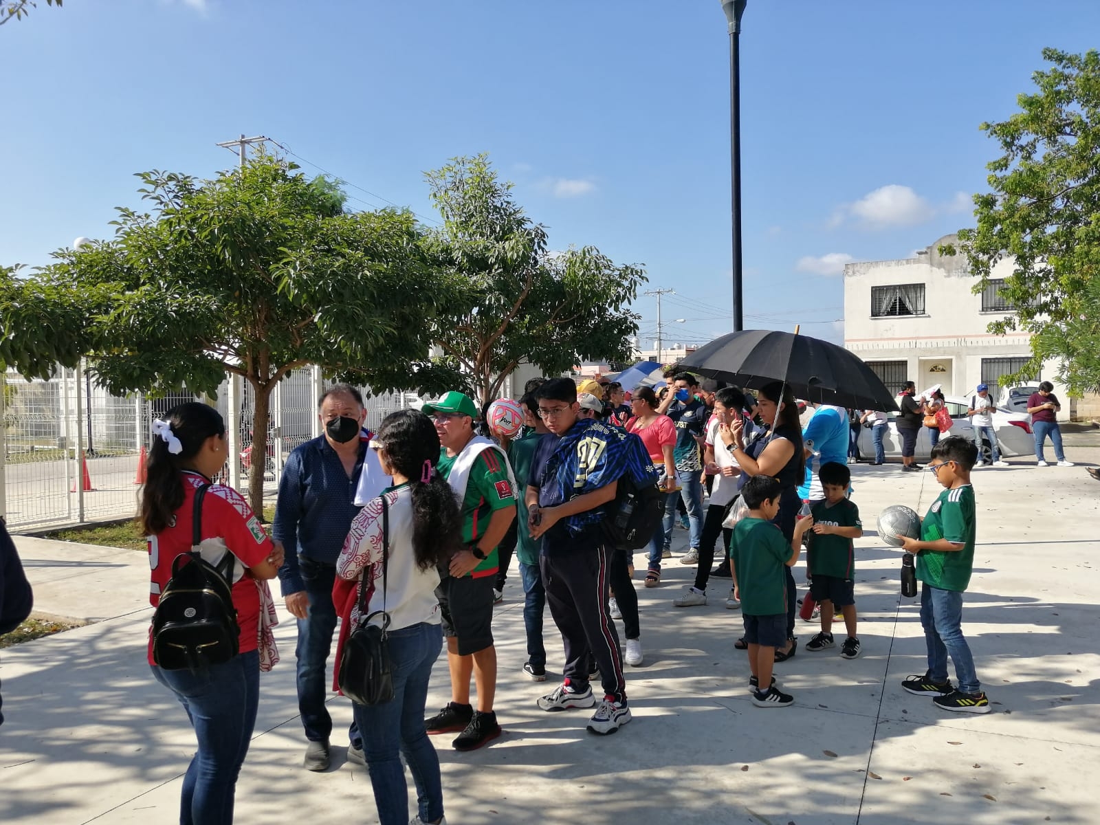 Fans de Henry Martín hacen largas filas por un autógrafo en Mérida: VIDEO