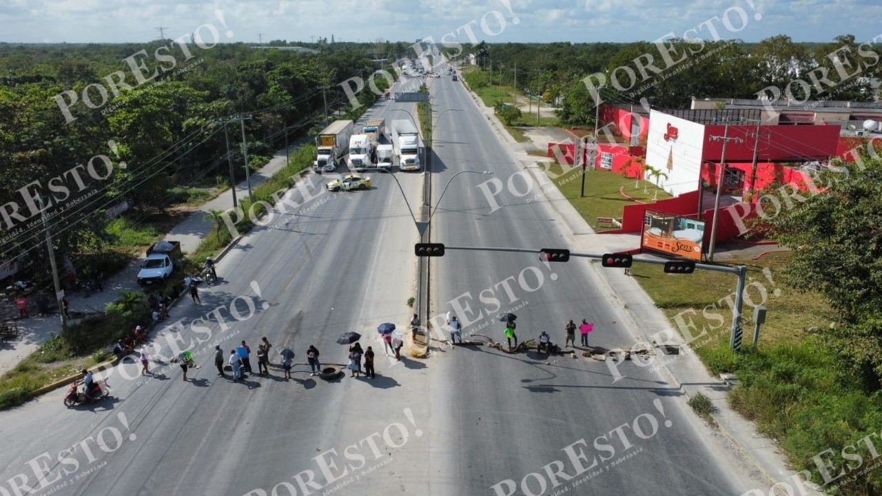 Vecinos de colonias irregulares en Cancún bloquean la avenida López Portillo: EN VIVO