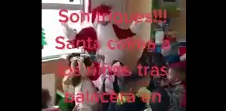 Hombre vestido de Santa Claus calma a niños tras balacera en kínder de Guaymas: VIDEO