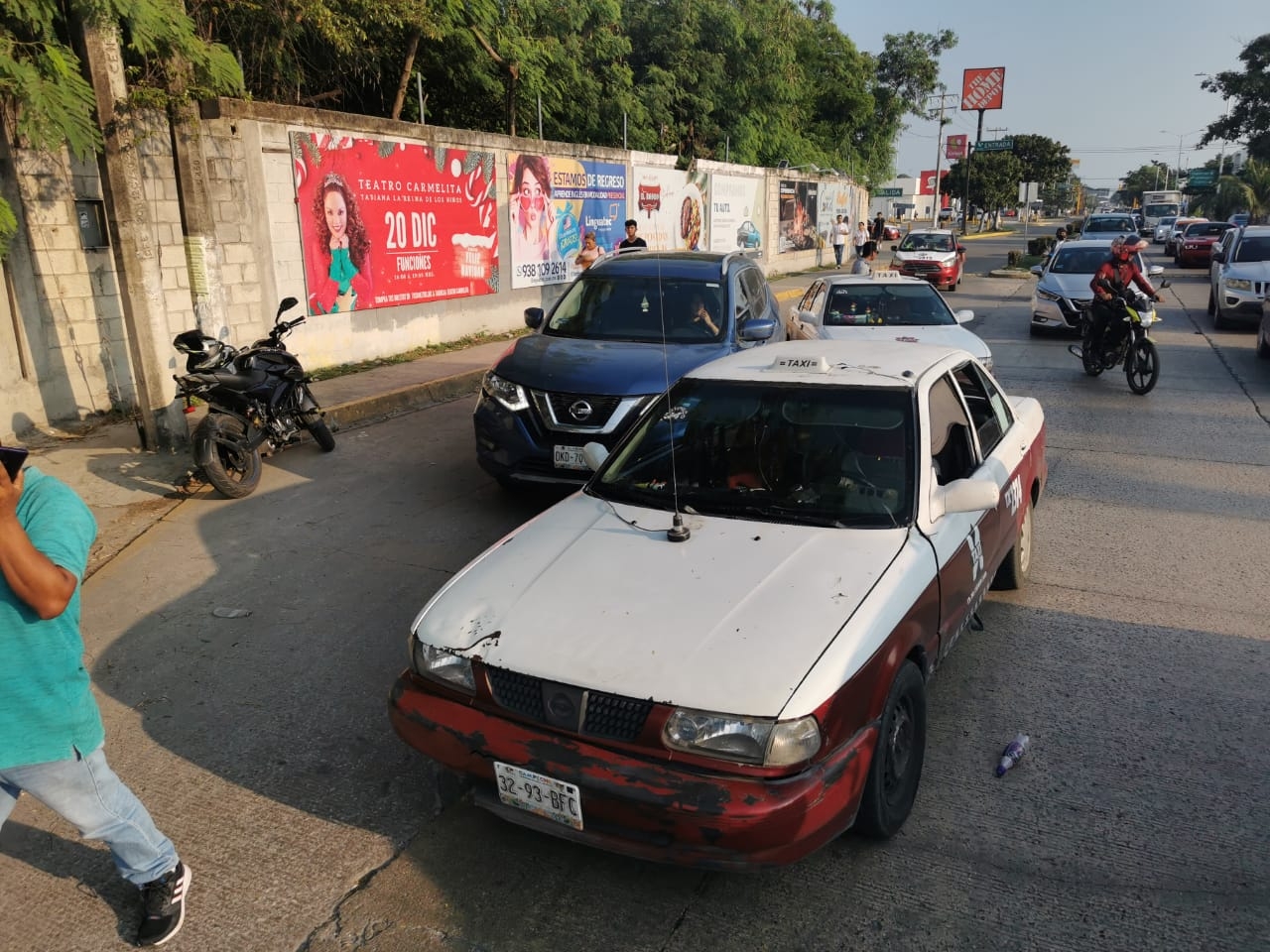 Taxistas acorralan a automovilista en Ciudad del Carmen; se dio a la fuga tras chocar