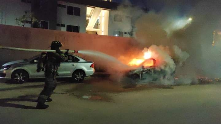 Auto se incendia en Cancún; cortocircuito, la presunta causa