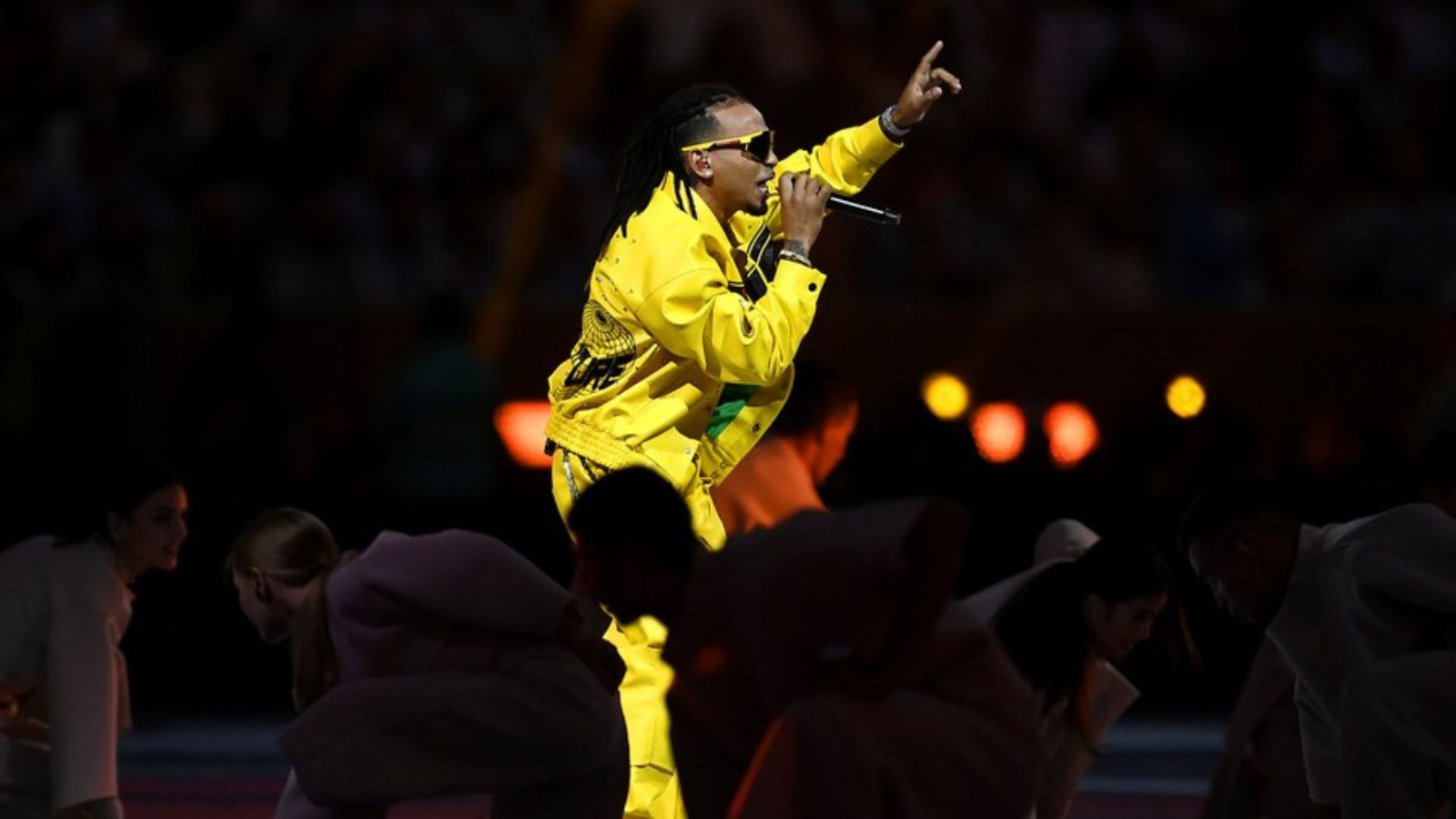 El puertorriqueño se apoderó del escenario con un deslumbrante traje amarillo