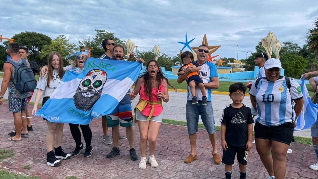 Argentinos celebran triunfo de Messi en Qatar 2022, en Cancún: EN VIVO