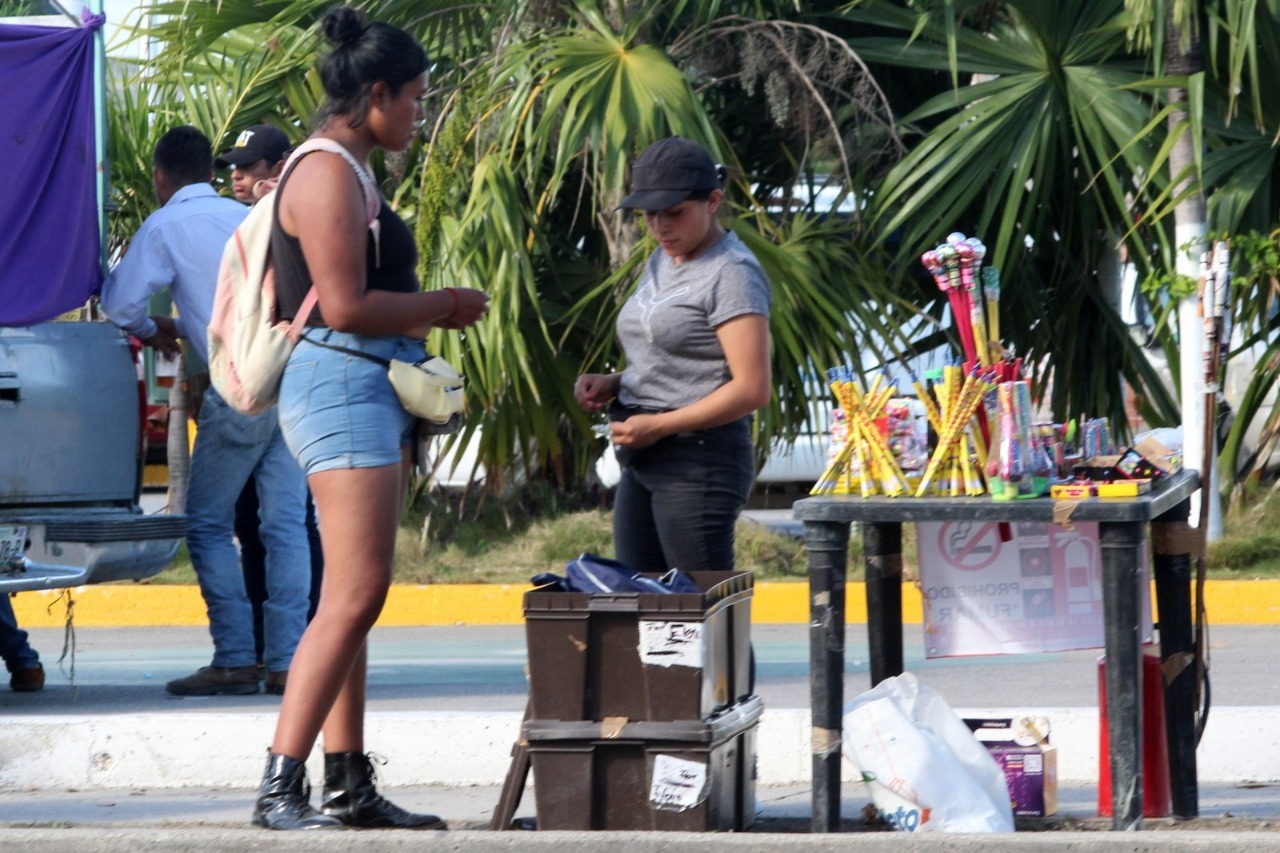 Crimen organizado cobra derecho de piso a vendedores de 'bombitas' en Cancún