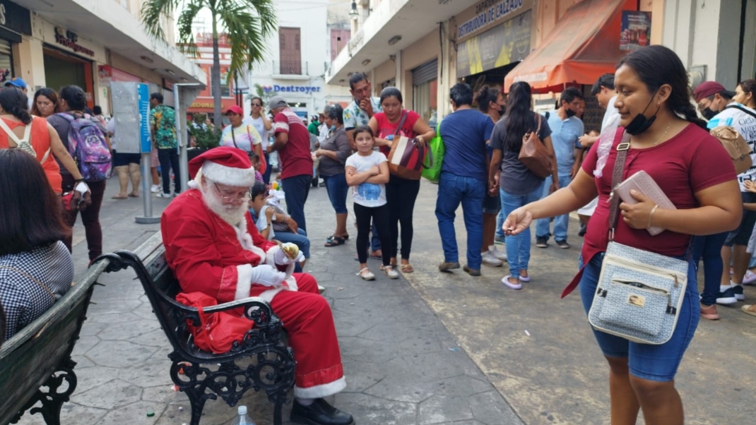 Santa Claus recorre las calles del Centro Histórico de Mérida previo a la Navidad