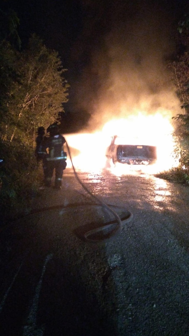 El vehículo se encontró abandonada en llamas