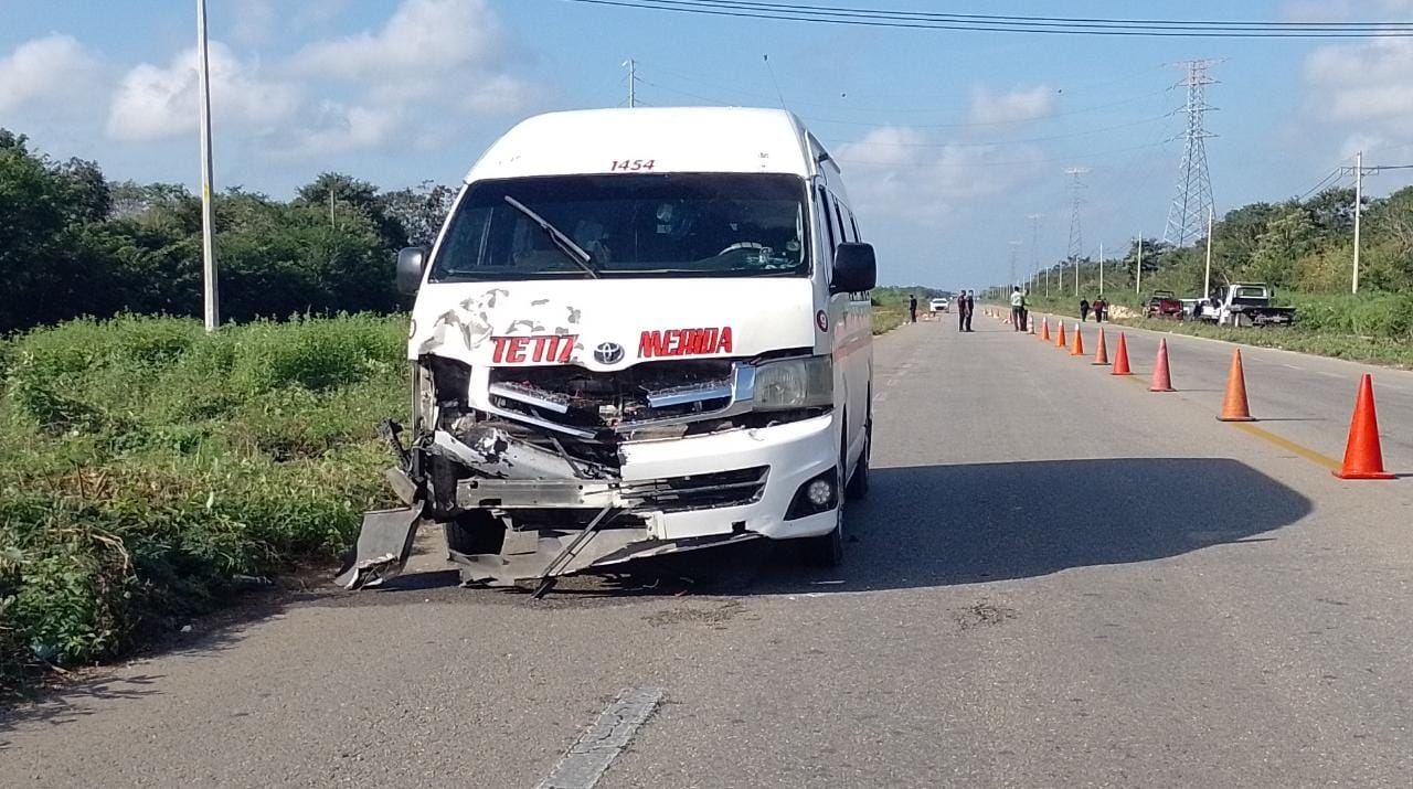 Motociclista muere tras ser atropellado por una combi en la vía Mérida-Tetiz