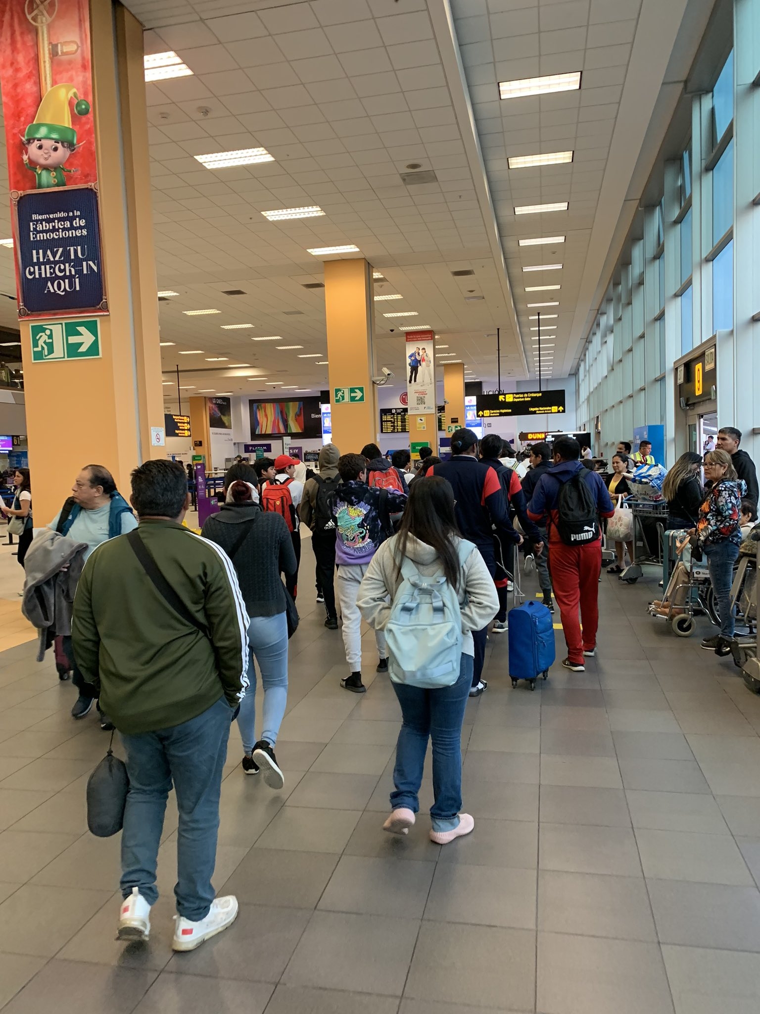 Niños futbolistas regresan a México tras una semana varados en Perú