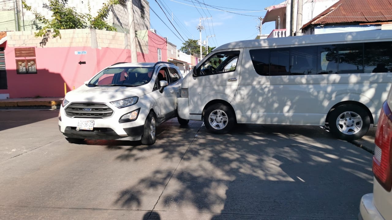 Conductor choca contra una familia de Veracruz tras pasarse el alto en Ciudad del Carmen
