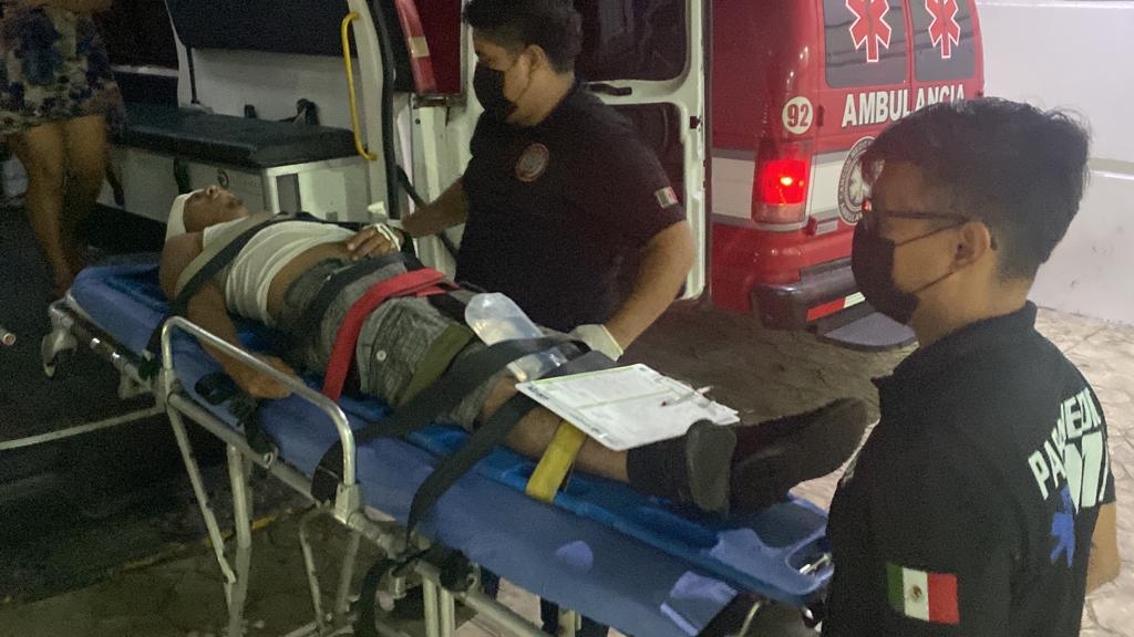 El joven recibió atención de los paramédicos y luego fue trasladado al hospital