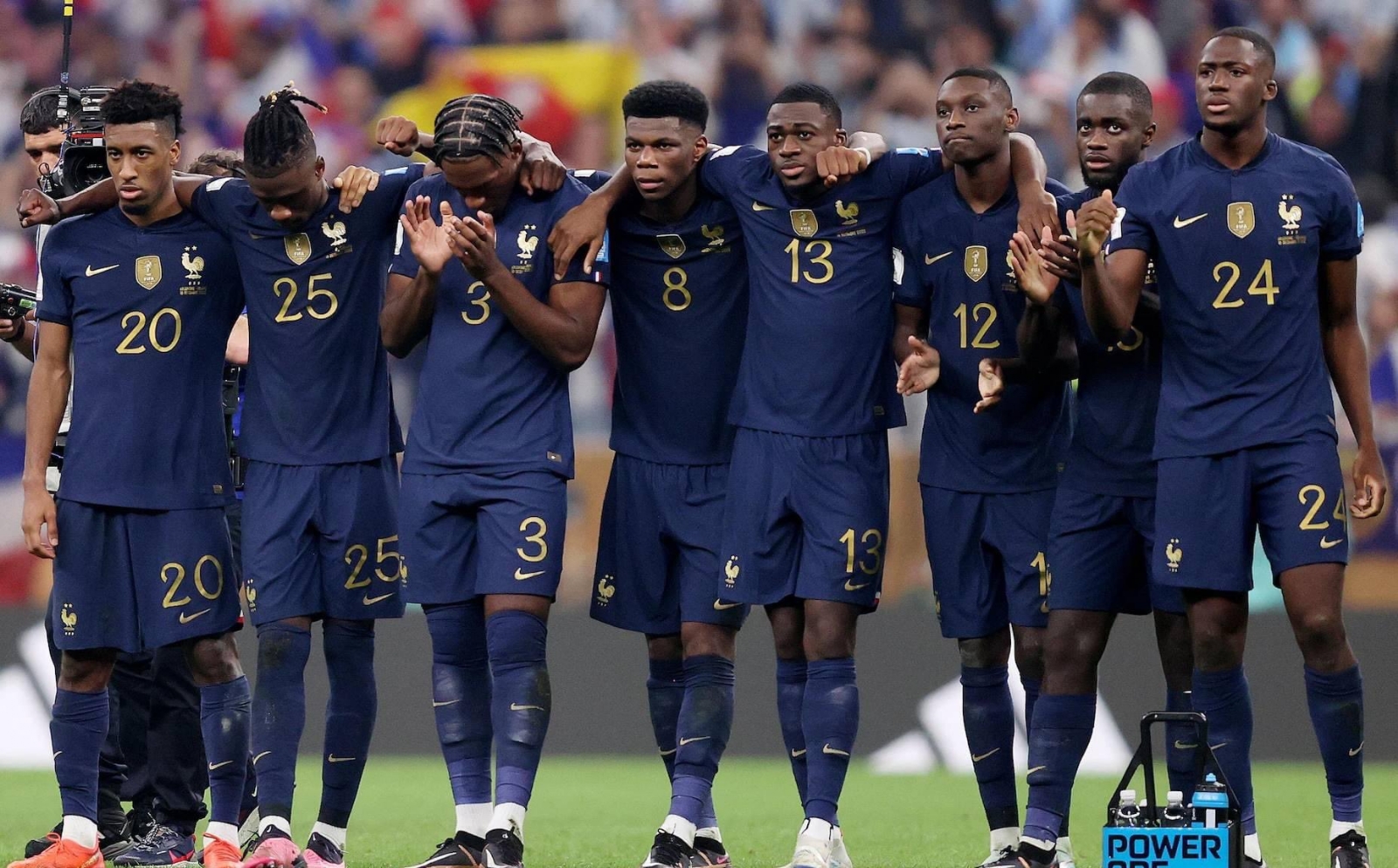 Reciben con coros y cánticos a Francia tras perder la final del Mundial de Qatar