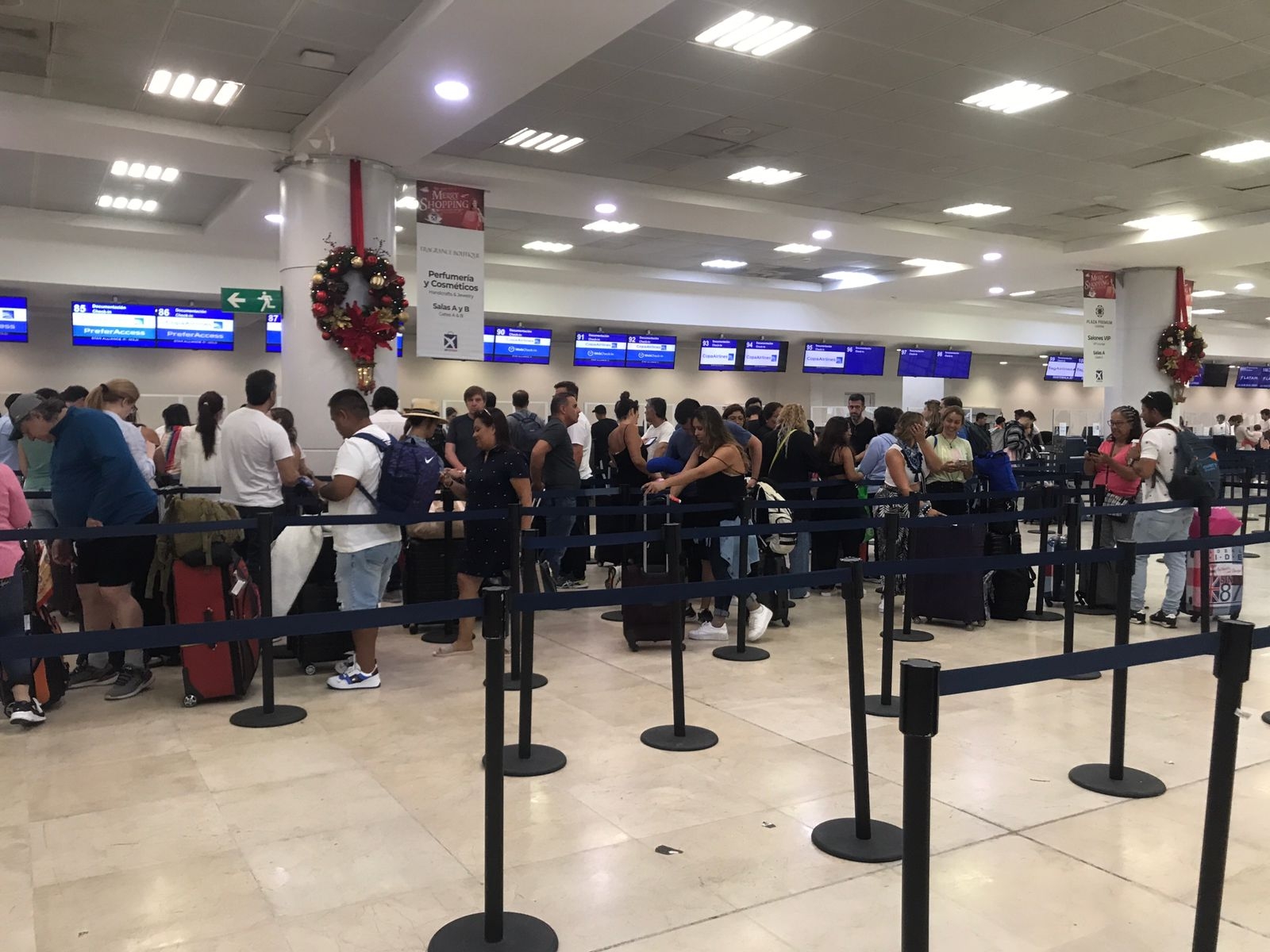 Condiciones climáticas atrasan vuelos en el Aeropuerto Internacional de Cancún: EN VIVO
