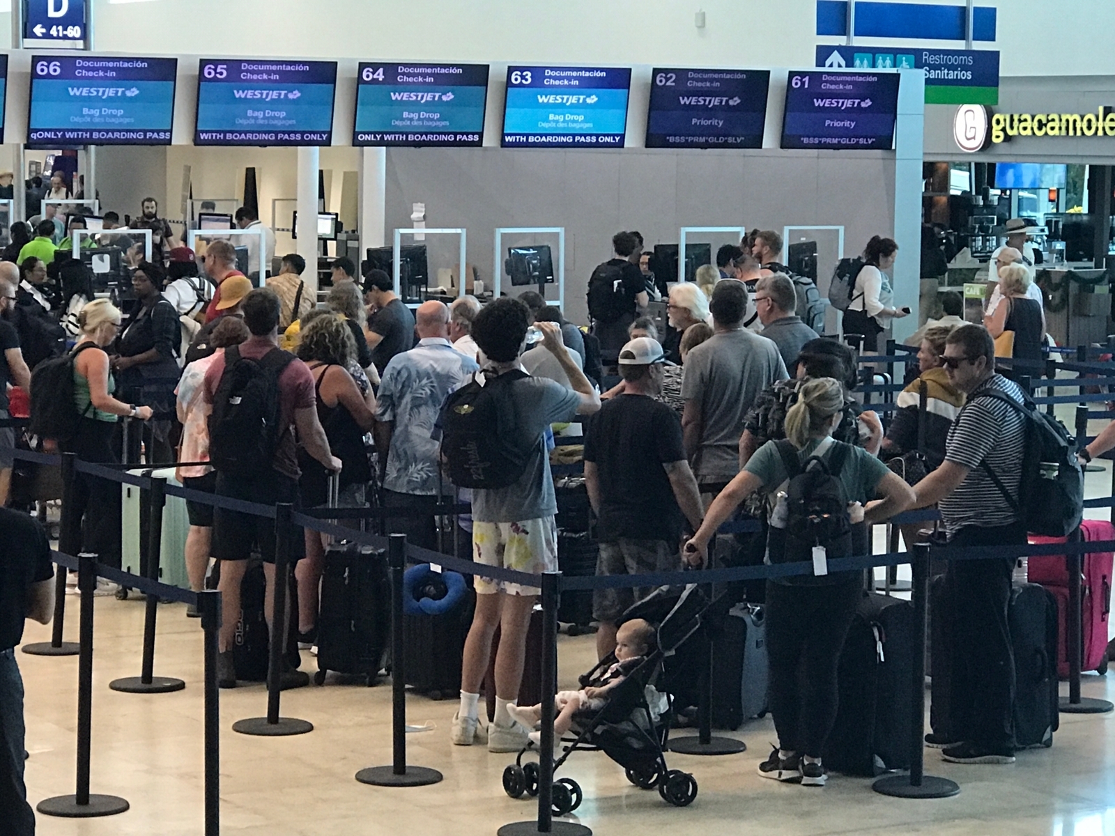Se mantiene la gran afluencia de turistas en el aeropuerto de Cancún: EN VIVO