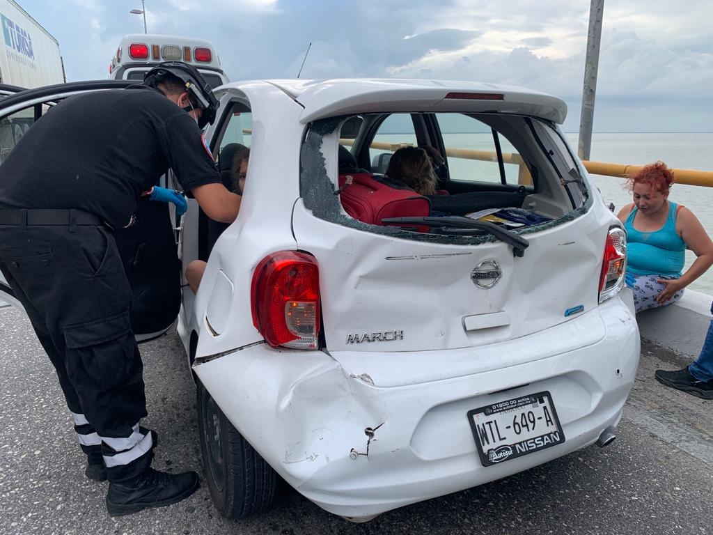 Conductor de un camión choca contra un auto en el puente Zacatal de Ciudad del Carmen