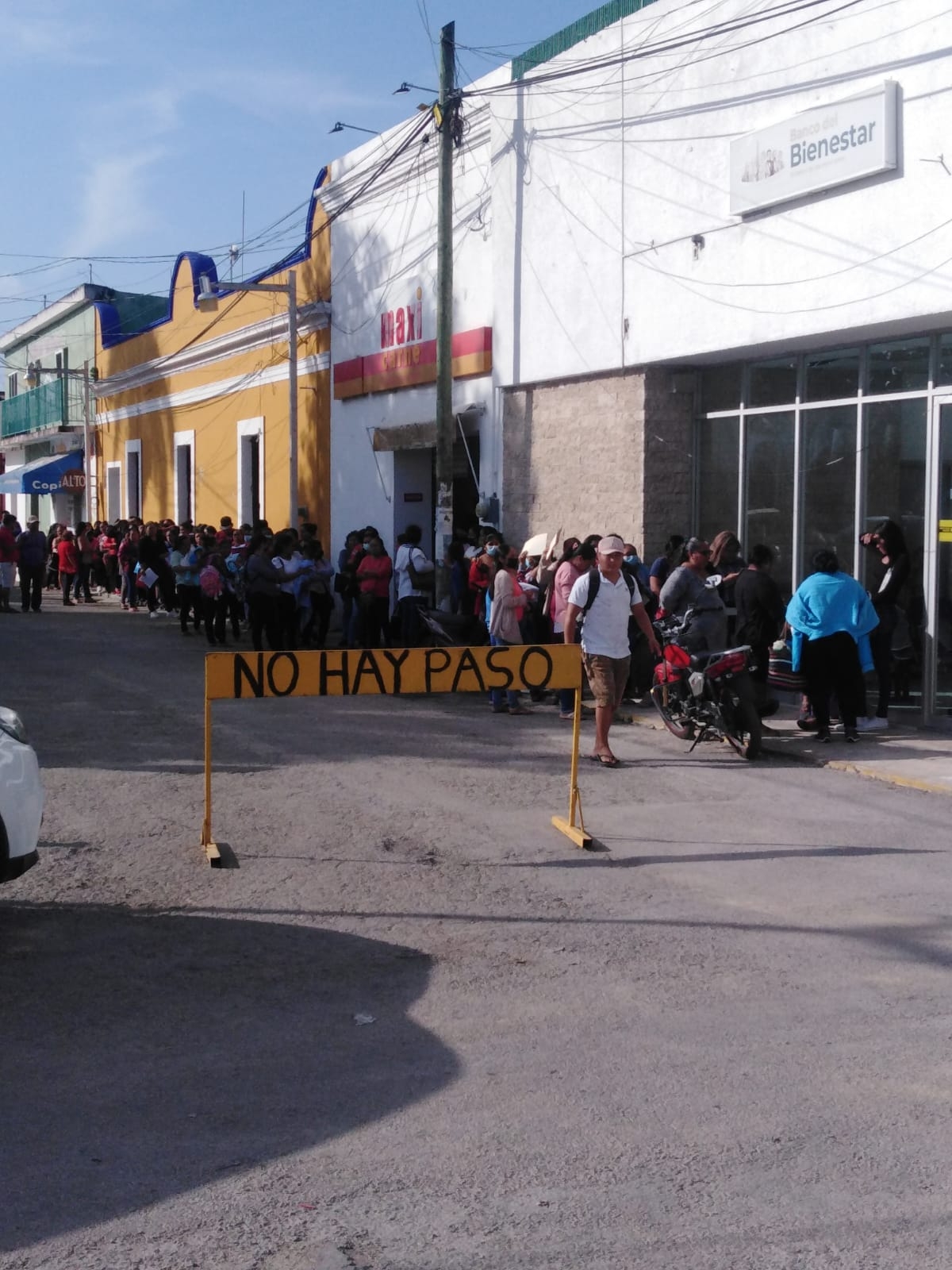 Estudiantes de Buctzotz hacen largas filas para cobrar la beca Benito Juárez