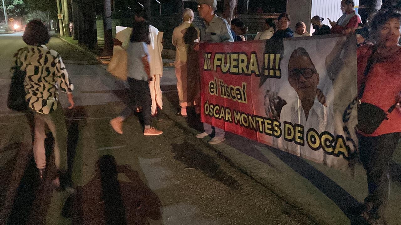 Manifestantes piden a AMLO la renuncia del Fiscal de Quintana Roo, Óscar Montes de Oca