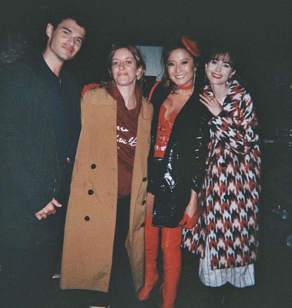 Katina Medina junto a los actores de "Emily en París". Foto: Especial
