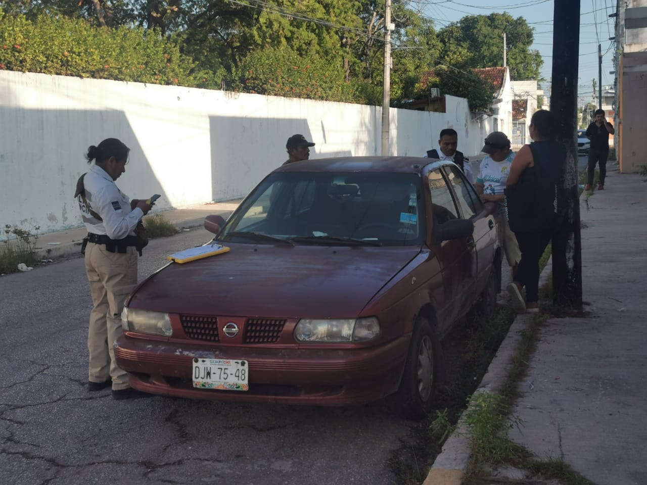 Auto robado aparece desvalijado en la colonia Tecolutla en Ciudad del Carmen