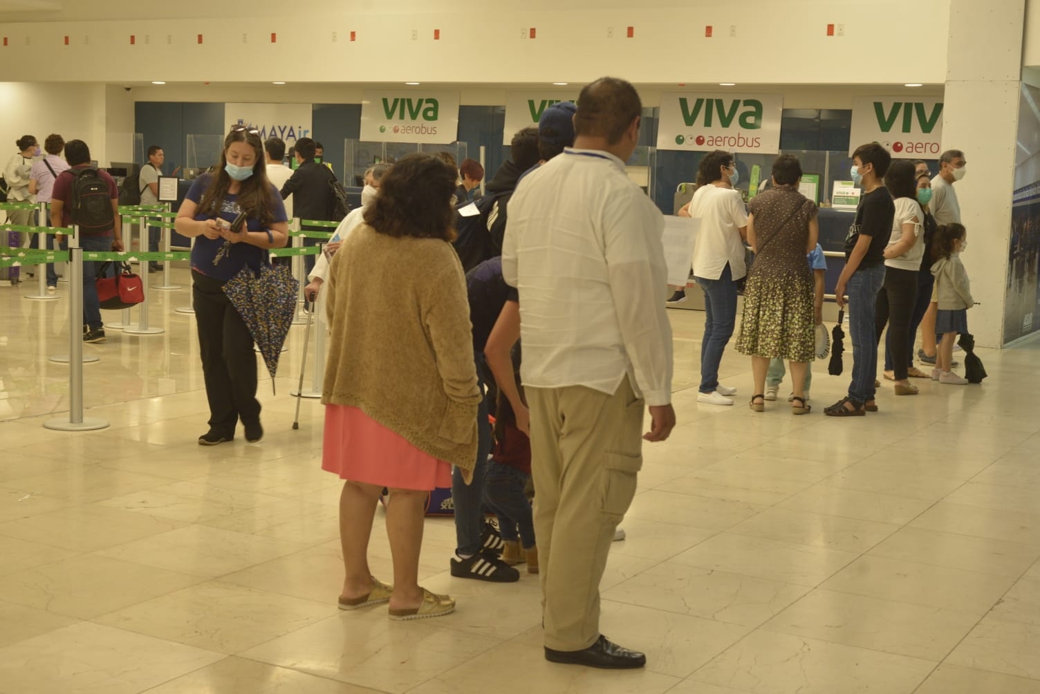 Pasajeros denuncian a VivaAerobus por sobrevender vuelo en el aeropuerto de Mérida