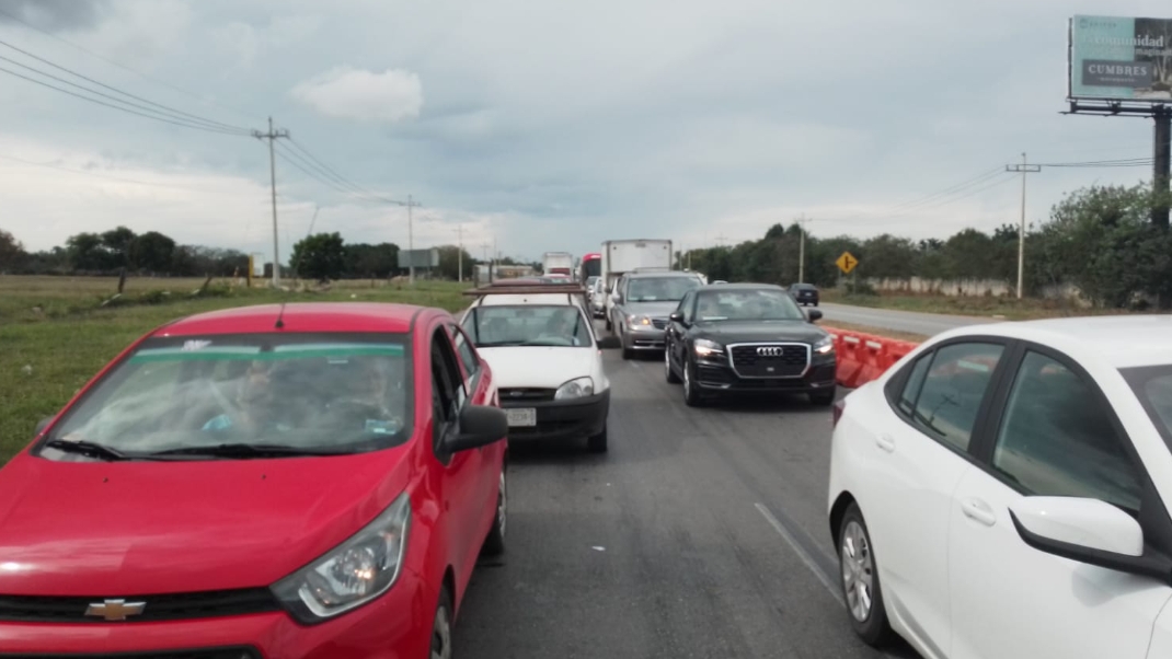 Automovilistas hacen largas filas en la vía Mérida-Cancún para salir de la ciudad: EN VIVO