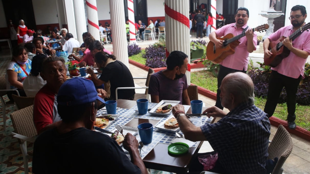 Con nutritivo desayuno, celebran a personas en situación vulnerable en Mérida