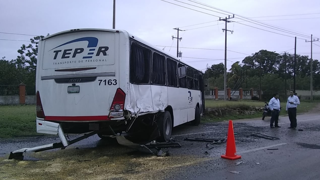 El camión quedó atravesado en plena vía Mérida-Cancún