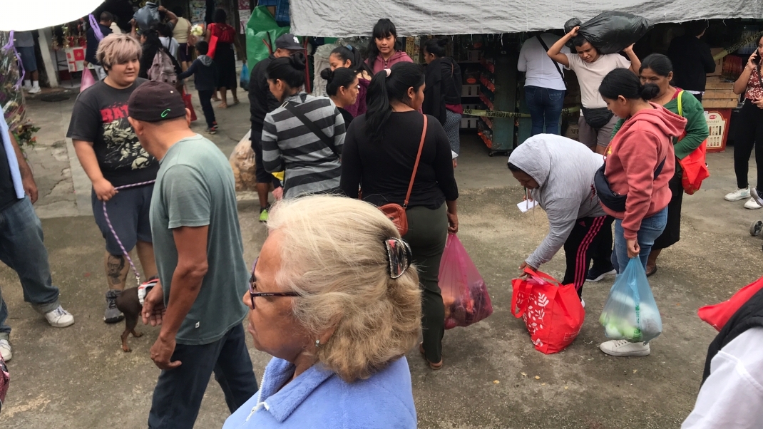 Bolsas y más bolsas, es lo que cargan las familias en Cancún en el Mercado 23