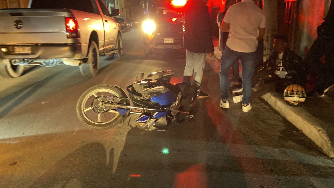 Motociclista choca contra auto de lujo en Campeche