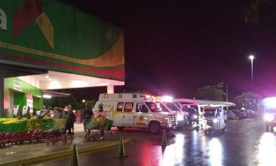 Hombre muere cuando compraba en un supermercado de Mérida