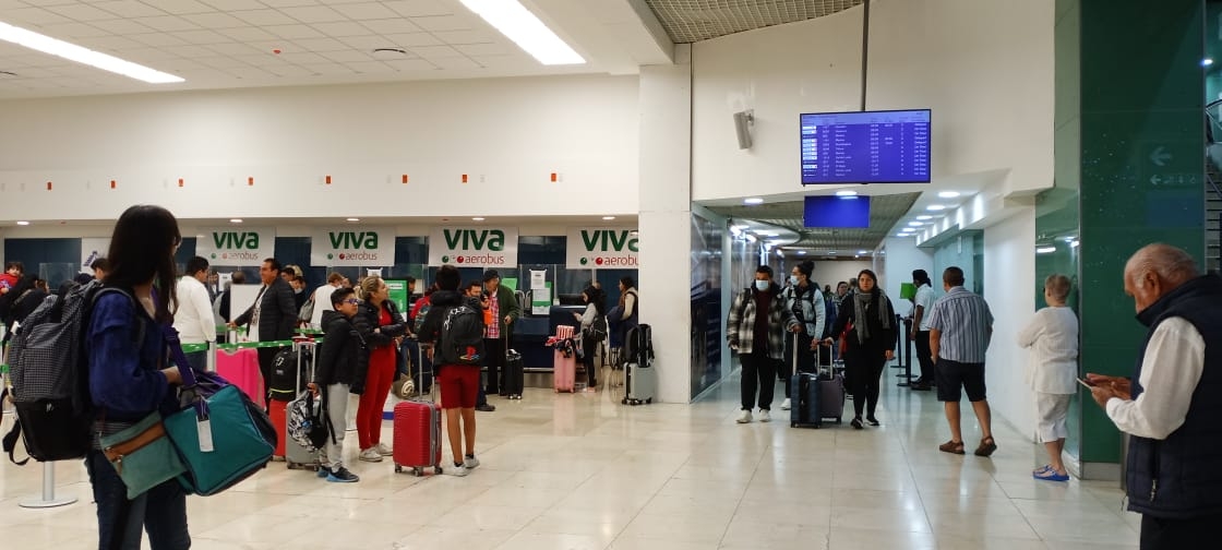 VivaAerobus retrasa 3 vuelos por más de una hora en el aeropuerto de Mérida