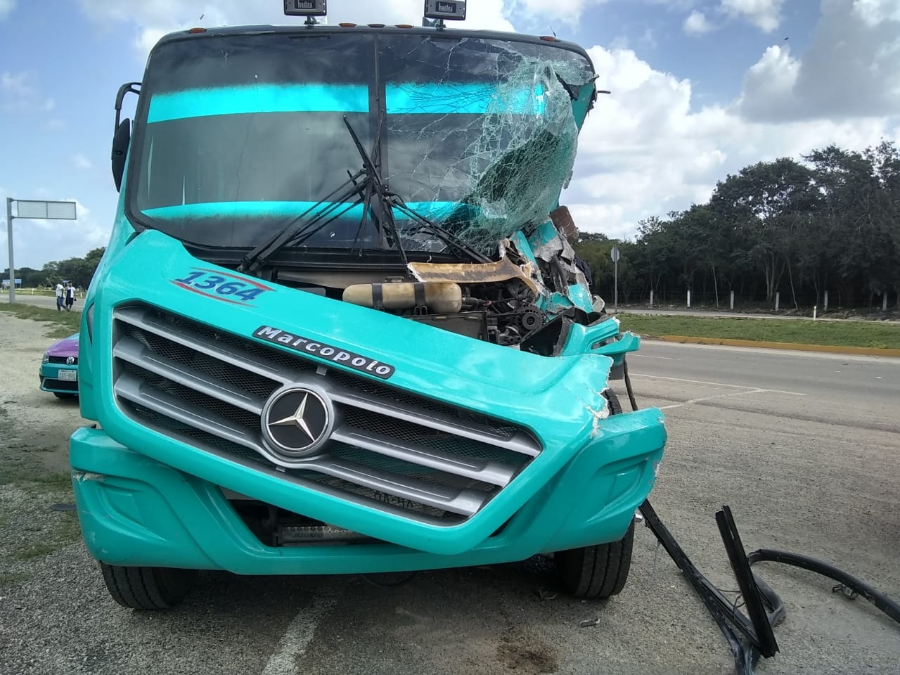 Choque entre un volquete y un autobús de turismo en la Mérida-Campeche deja dos lesionados