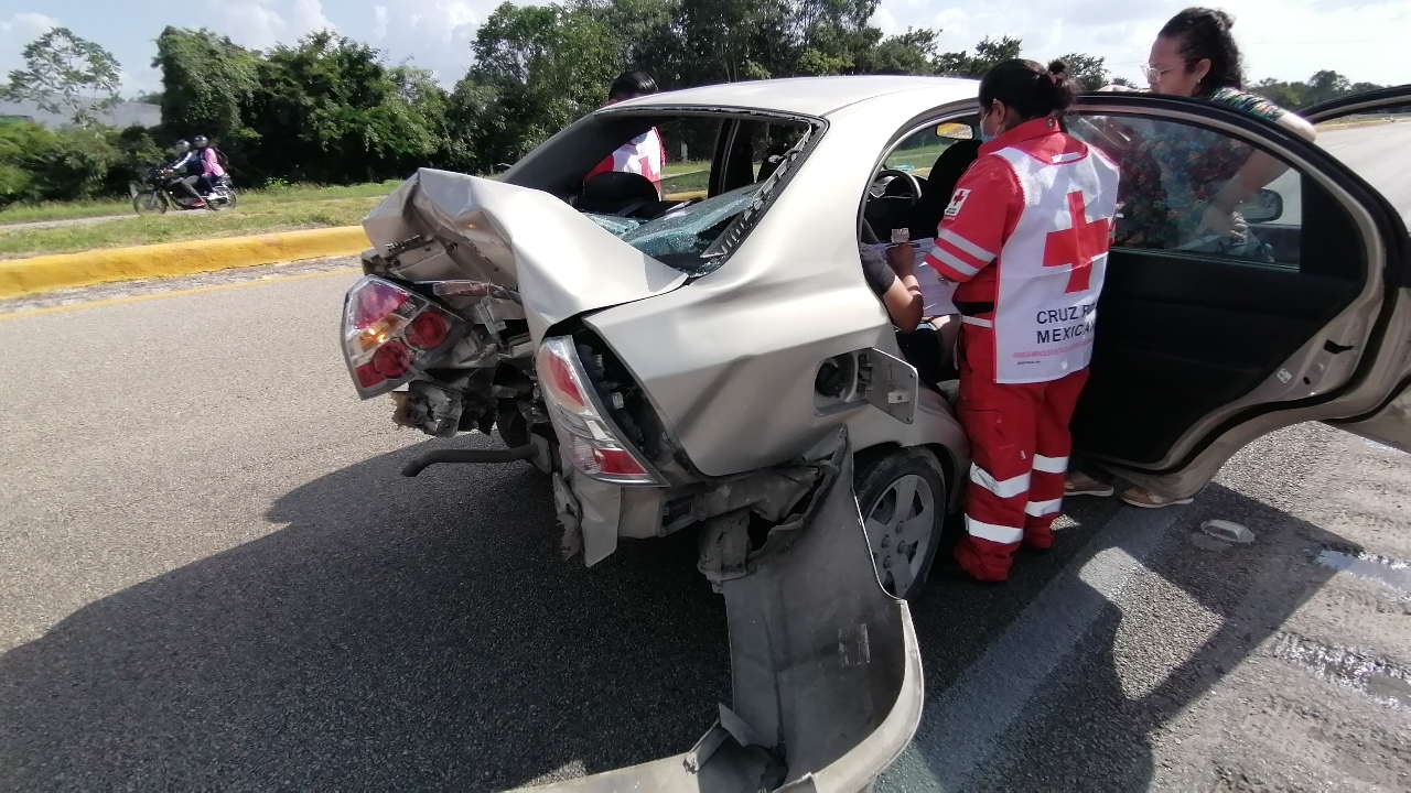 Motociclista se impacta contra un auto en la carretera Mérida-Campeche