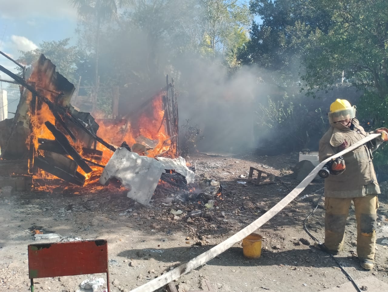 Incendio consume casa de paja en Tizimín; cortocircuito pudo ser la causa