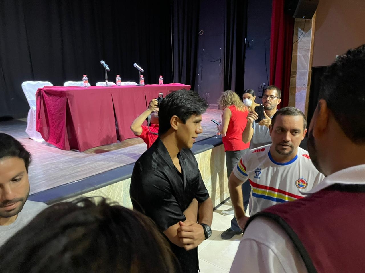 JJ Macias, delantero de Chivas, interactúa con Pioneros de Cancún