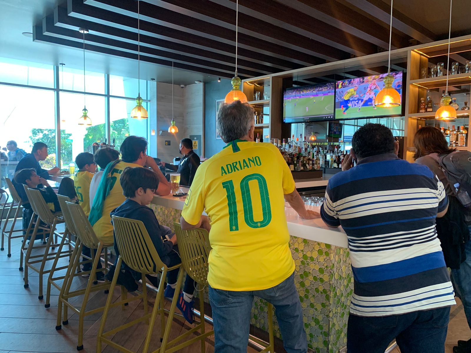Familia brasileña pierde vuelo en el aeropuerto de Cancún por ver el partido Brasil vs Croacia