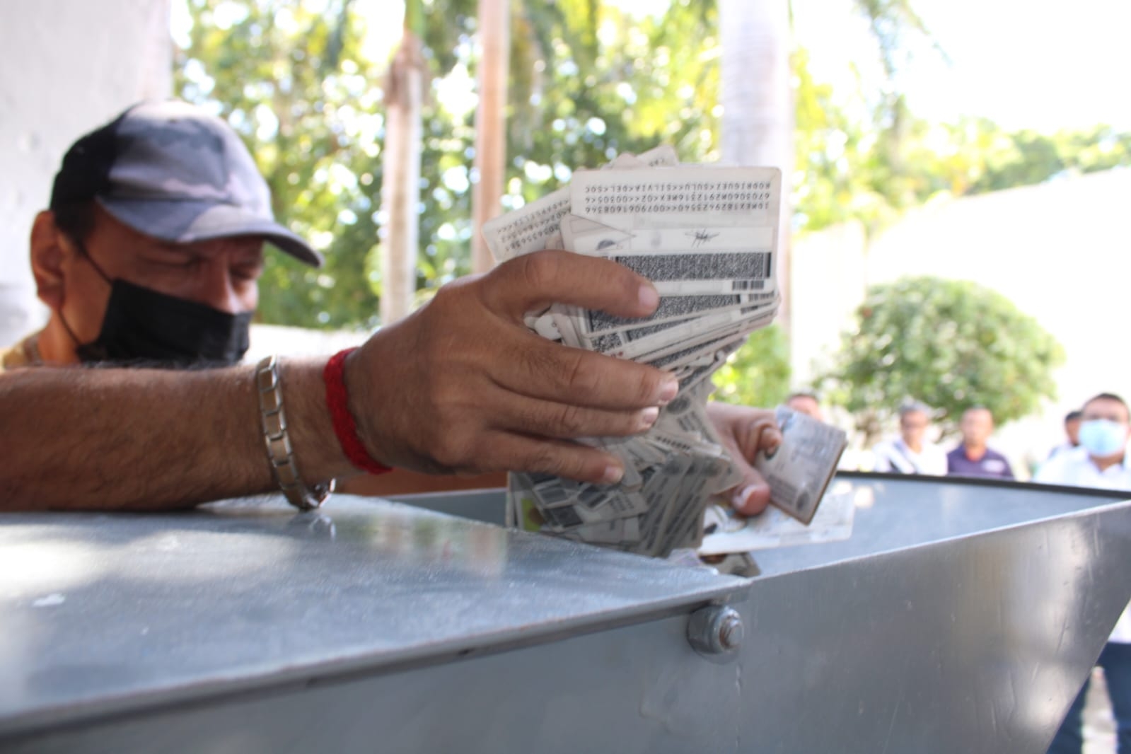 INE destruye 6 mil 900 credenciales de elector en Campeche