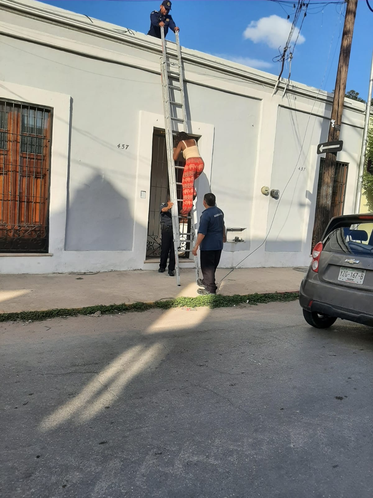 Mujer queda atrapada en el patio de su casa en el Centro de Mérida; así fue el rescate