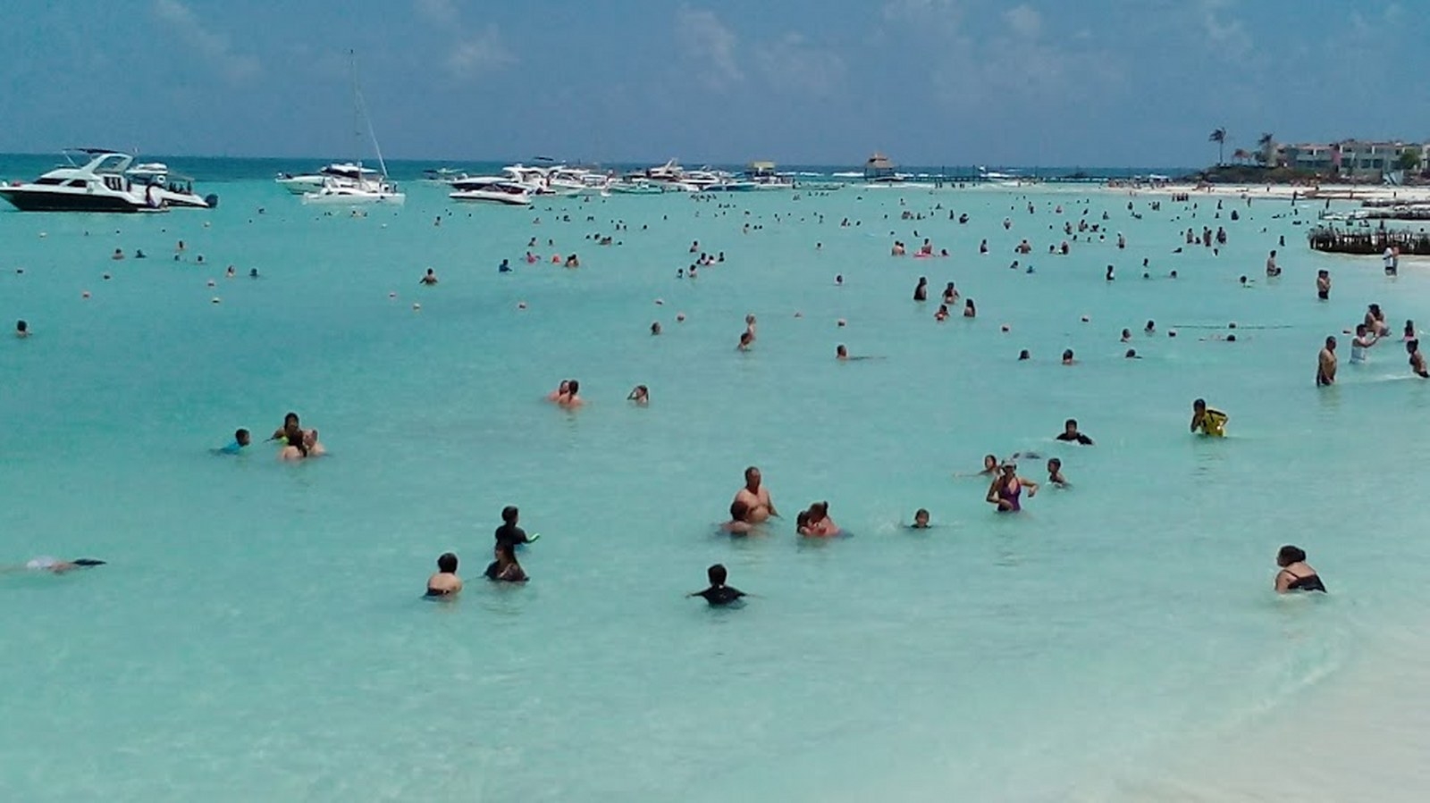 Vientos fuertes y grandes olas frenan la pesca en Quintana Roo