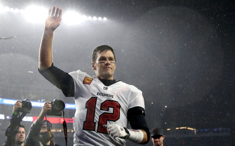 Tom Brady, mejor jugador en la historia de la NFL, cree estar "medio loco"