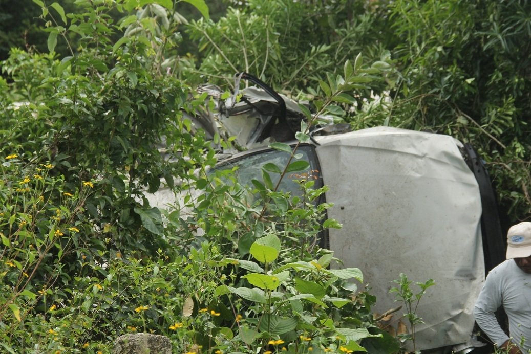 El automóvil quedó entre la maleza luego de salirse de la carretera cuando transitaban por el tramo Tulum-Carrillo Puerto