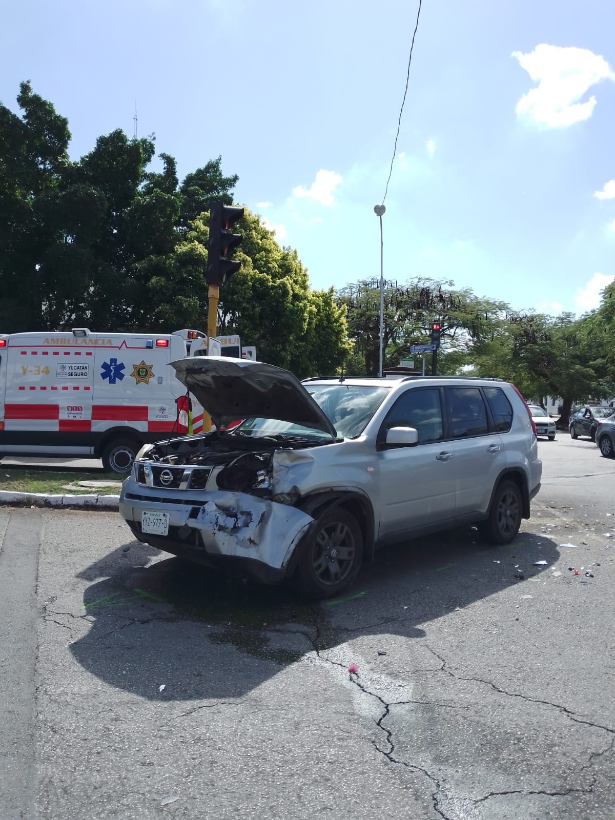 Conductora confunde semáforo y protagoniza choque en Mérida