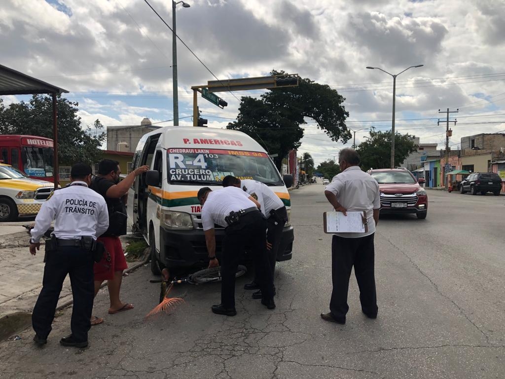 Al no llegar a un arreglo en el lugar, el ciclista y el conductor de la combi tuvieron que ir al Ministerio Público en Cancún para el deslinde de responsabilidades
