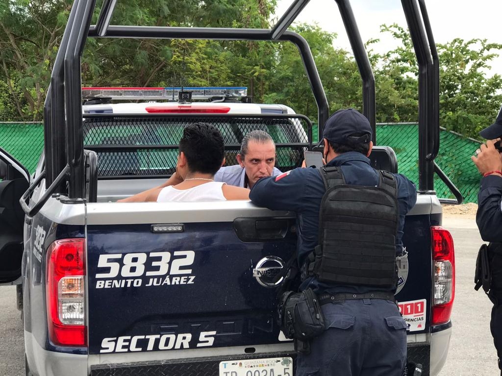 Borrachitos terminan en el 'Torito' de Cancún por dormirse en un carro mal estacionado