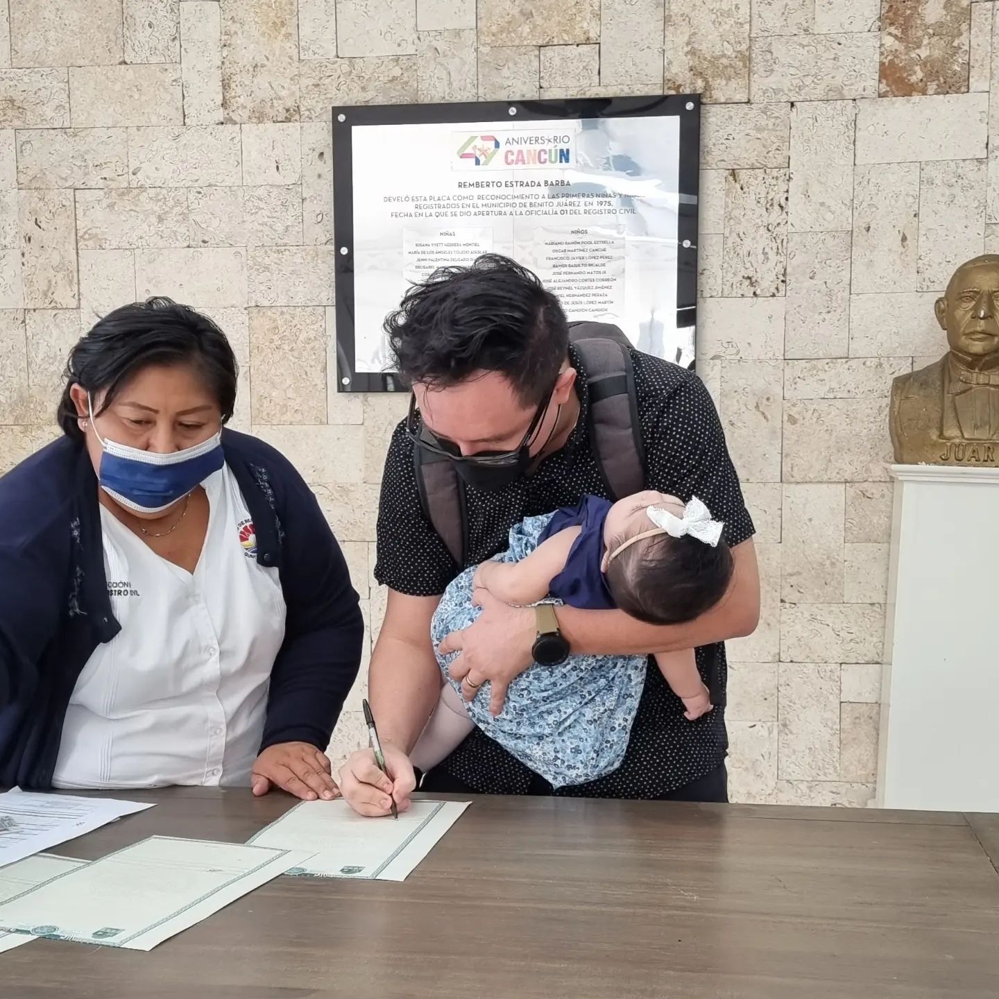 El jueves pasado, Fausto y Abraham acudieron al registro civil de Cancún a registrar a sus hijas gemelas con los apellidos de ambos, tras ganar una serie de amparos