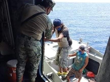 Los hombres fueron avistados por una embarcación pesquera