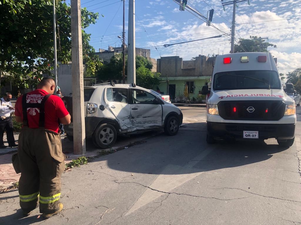 La mujer que iba como pasajera en el automóvil compacto accidentado en Cancún, resultó con lesiones leves, informaron paramédicos