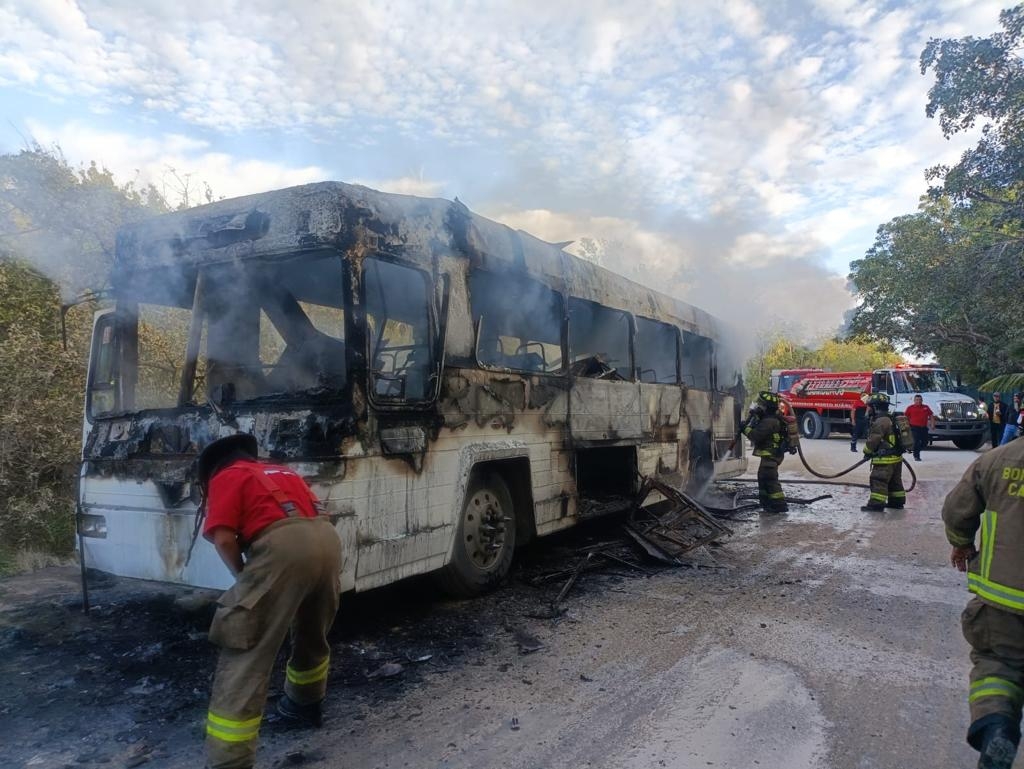 Sofocan incendio de autobús de pasajeros en la Zona Hotelera de Cancún