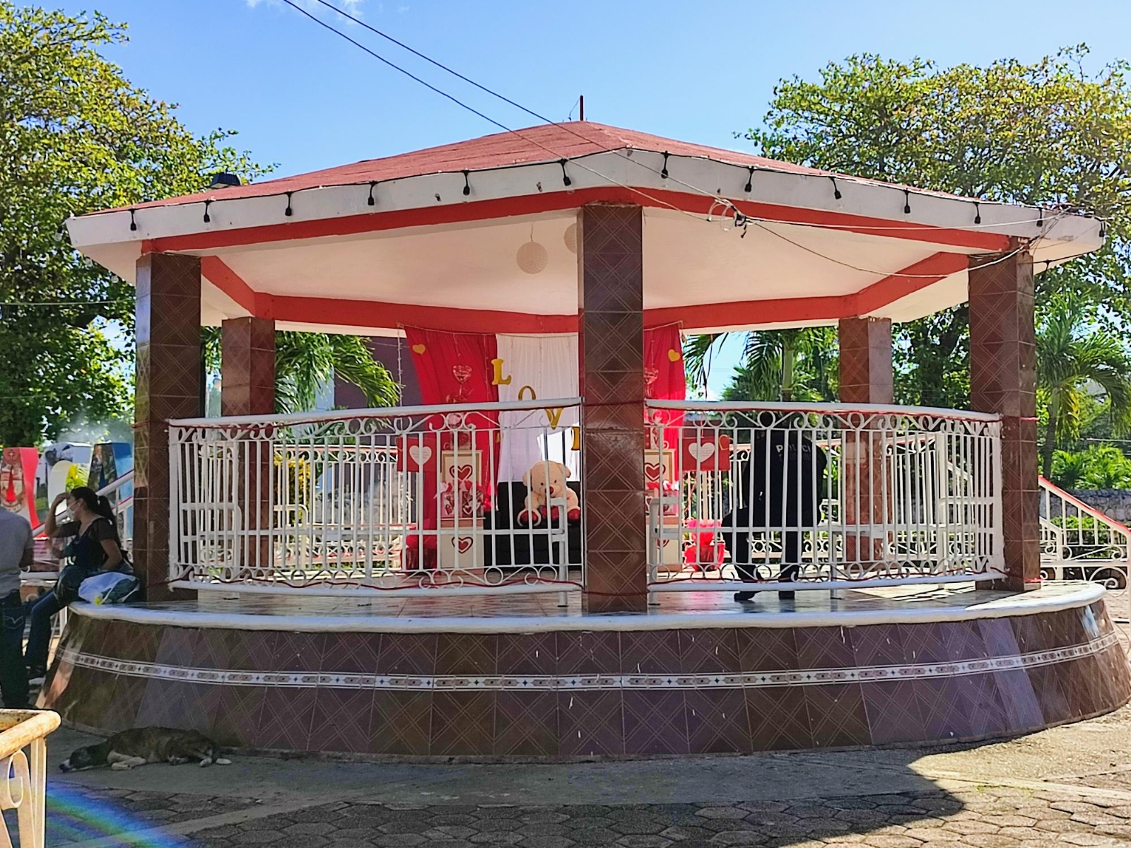 Decoran kiosko para 14 de febrero en Tzucacab, Yucatán