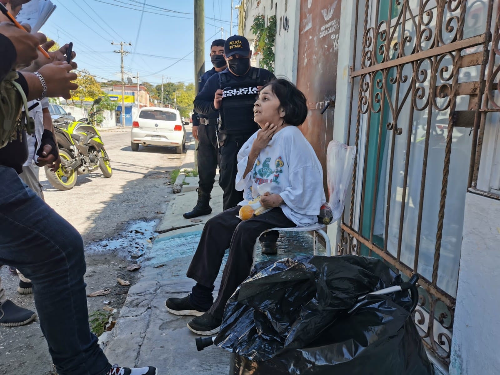 La mujer se encontraba con una bolsa negra con sus pertenencias en una calle de Ciudad del Carmen